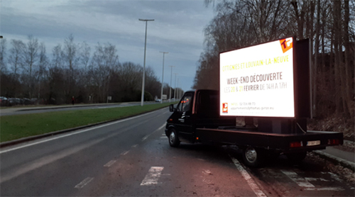 Un camion avec un écran publicitaire... et le moteur qui tourne