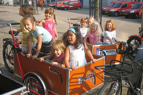 Le vélobus avec assistance électrique pour les crèches et les familles  nombreuses