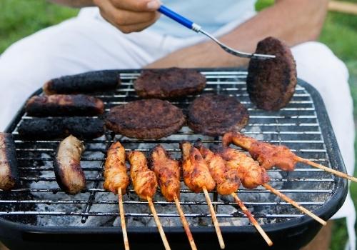 Une partie de la viande est brulée sur ce barbecue