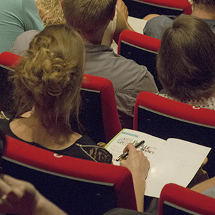 On est concentré et on prend des notes pendant la conférence zéro déchet