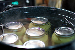 Stériliser les bocaux dans une casserole d'eau bouillante