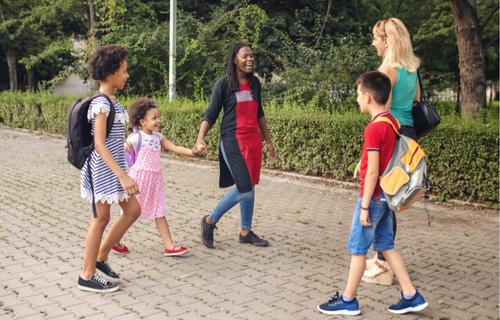 La marche pour aller à l'école, tellement plus convivial que la voiture !