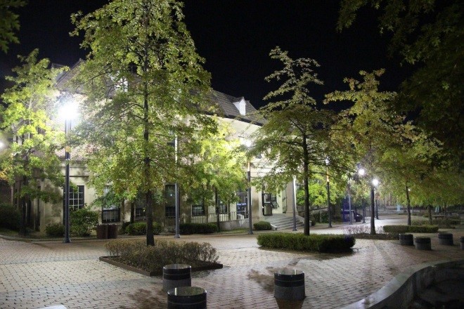 Éclairage nocturne d'une façade de maison