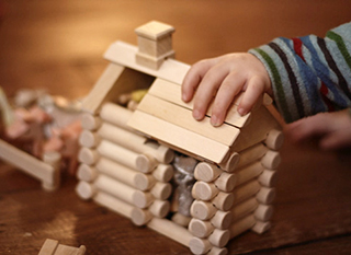 Un jouet en bois comme alternative au plastique. Photo: Suzette sur Flickr - https://goo.gl/T8VTll