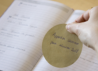 Un post-it fait maison en papier de récup Un post-it fait maison en papier de récup