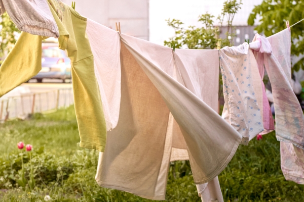 Sécher le linge sur une corde, très low tech !