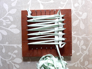 Tisser un tawashi avec une pelote de tissu