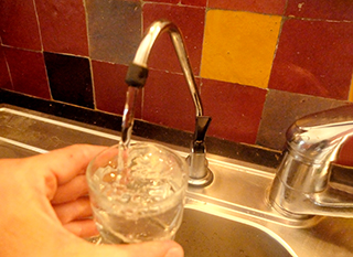 Robinet d'eau de pluie (potabilisée) à côté du robinet classique (eau chaude et froide de ville) dans la cuisine