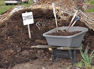 Compost en tas. Photo: Oregon State University [CC-BY-SA]