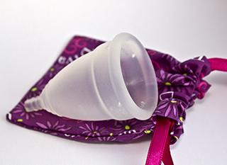 La coupe menstruelle : une alternative aux tampons jetables. Photo : www.menstruationstasse.net [CC-BY]