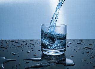 Quels critères de qualité l'eau potable doit-elle satisfaire ?