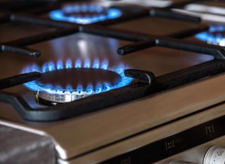 Cuisiner au gaz ou à l'induction: quel mode de cuisson est le plus  avantageux pour votre facture énergétique?