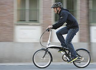 À vélo en ville, on avance souvent plus vite que les voitures ! 